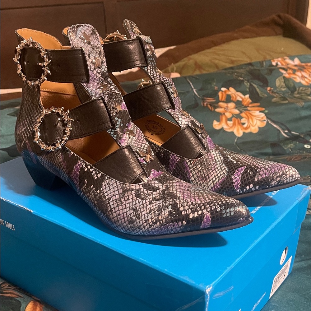 NIB Fluevog Tammi Rose
Stylish Women's Snakeskin Buckle Shoes